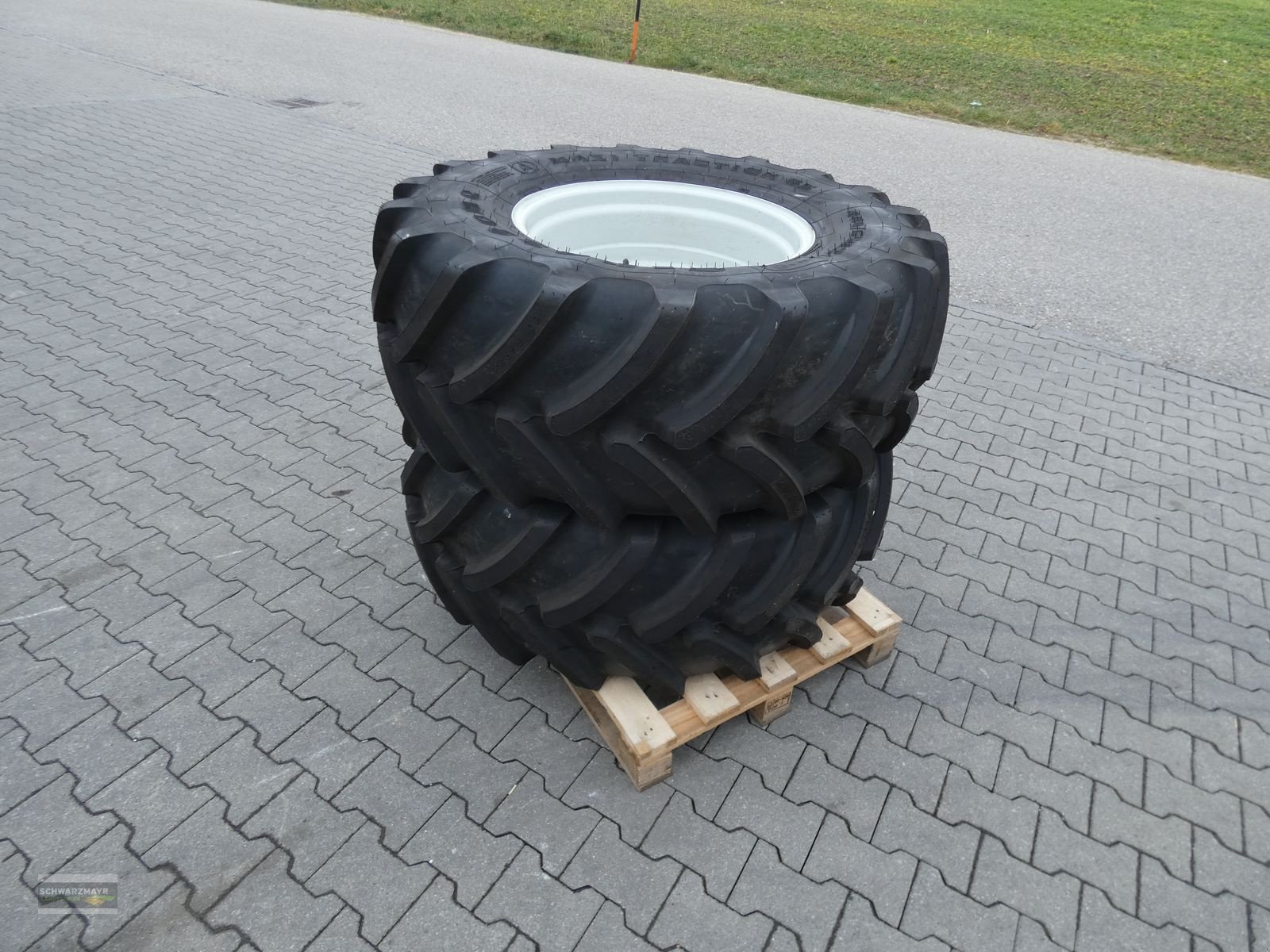 Rad des Typs Firestone 480/65R24, Neumaschine in Aurolzmünster (Bild 4)