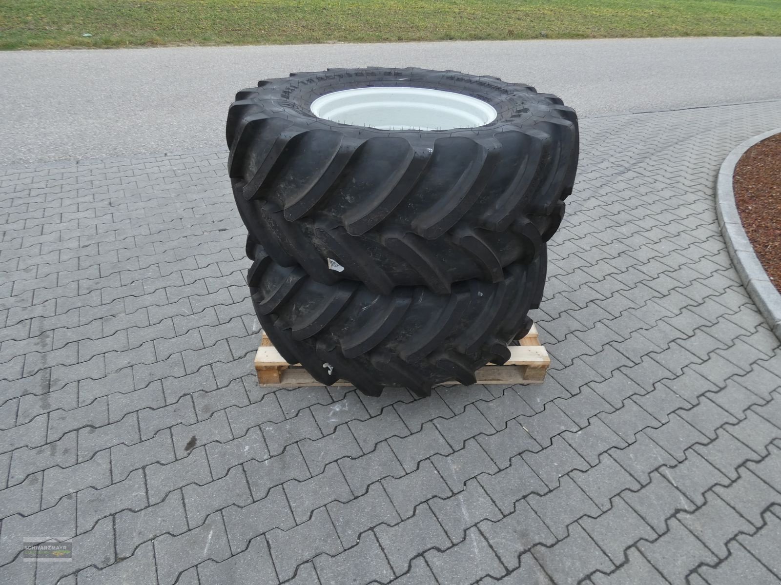 Rad des Typs Firestone 480/65R24, Neumaschine in Aurolzmünster (Bild 5)