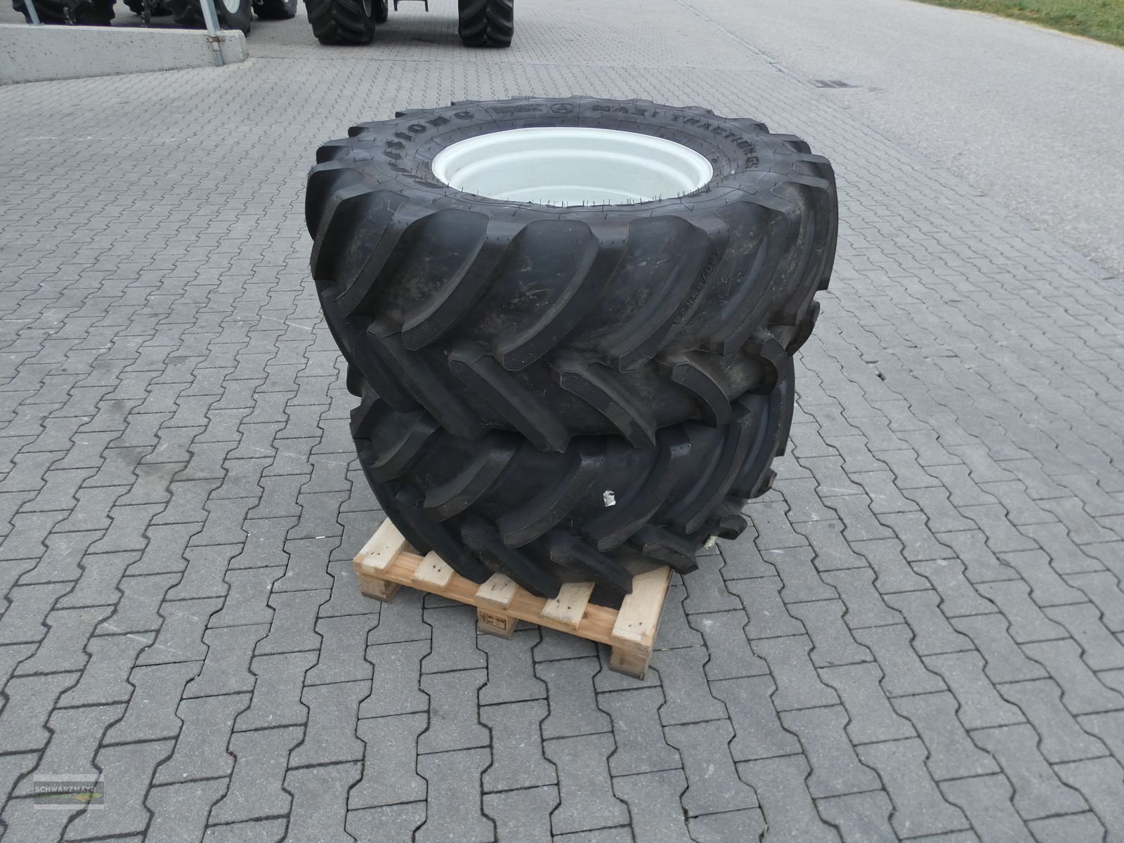 Rad des Typs Firestone 480/65R24, Neumaschine in Aurolzmünster (Bild 3)