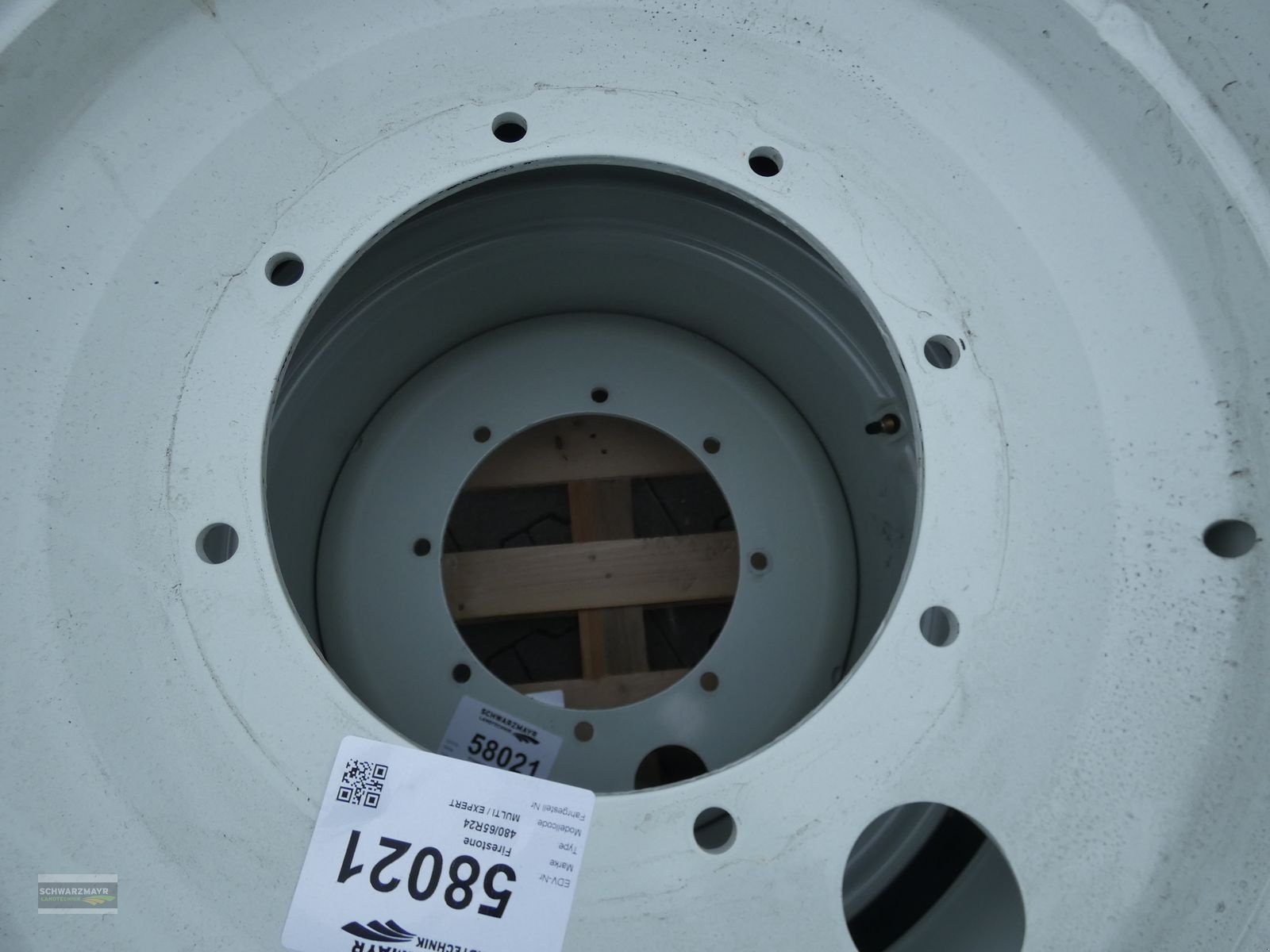 Rad des Typs Firestone 480/65R24, Neumaschine in Aurolzmünster (Bild 7)