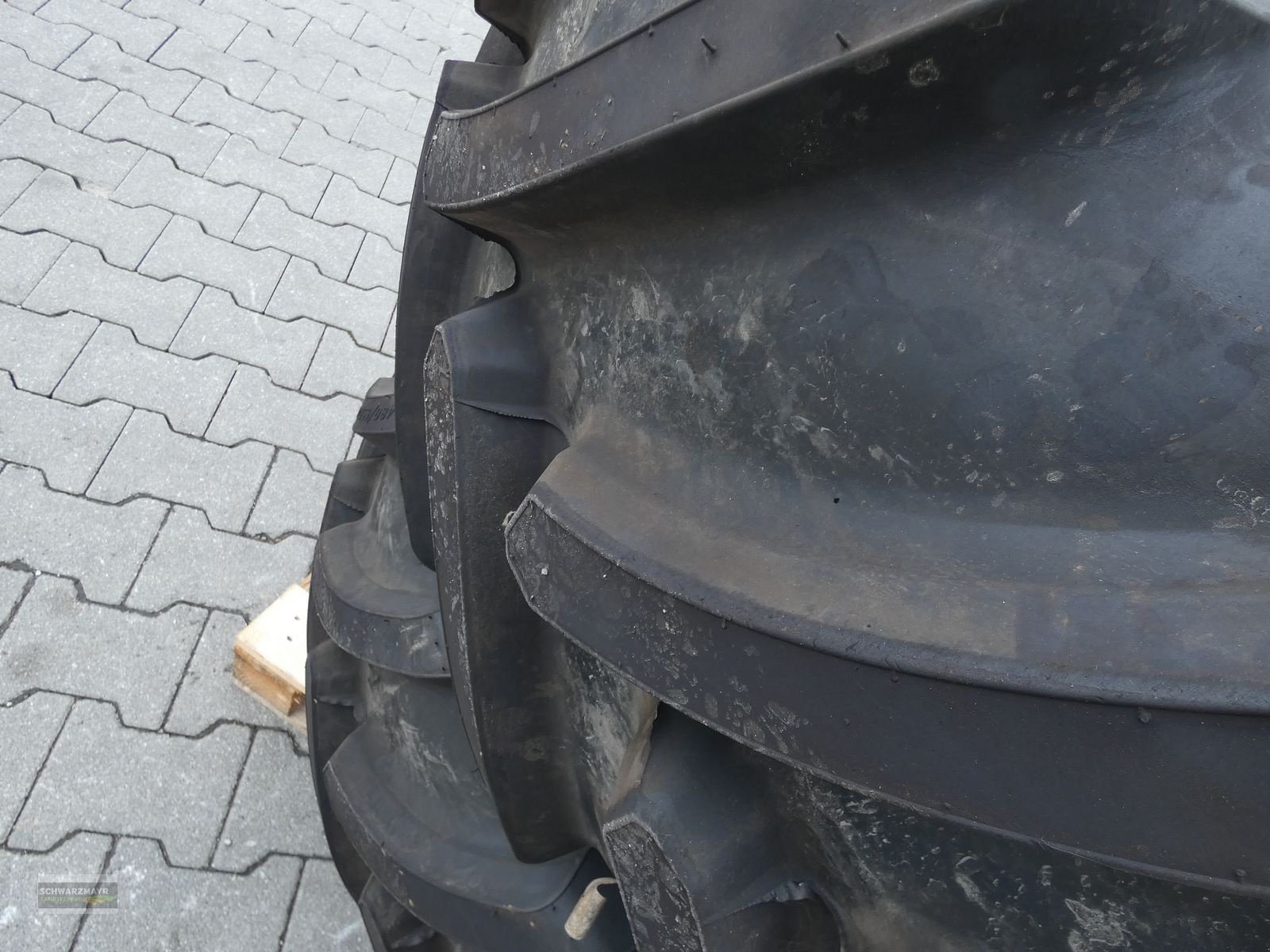 Rad des Typs Firestone 480/65R24, Neumaschine in Aurolzmünster (Bild 6)