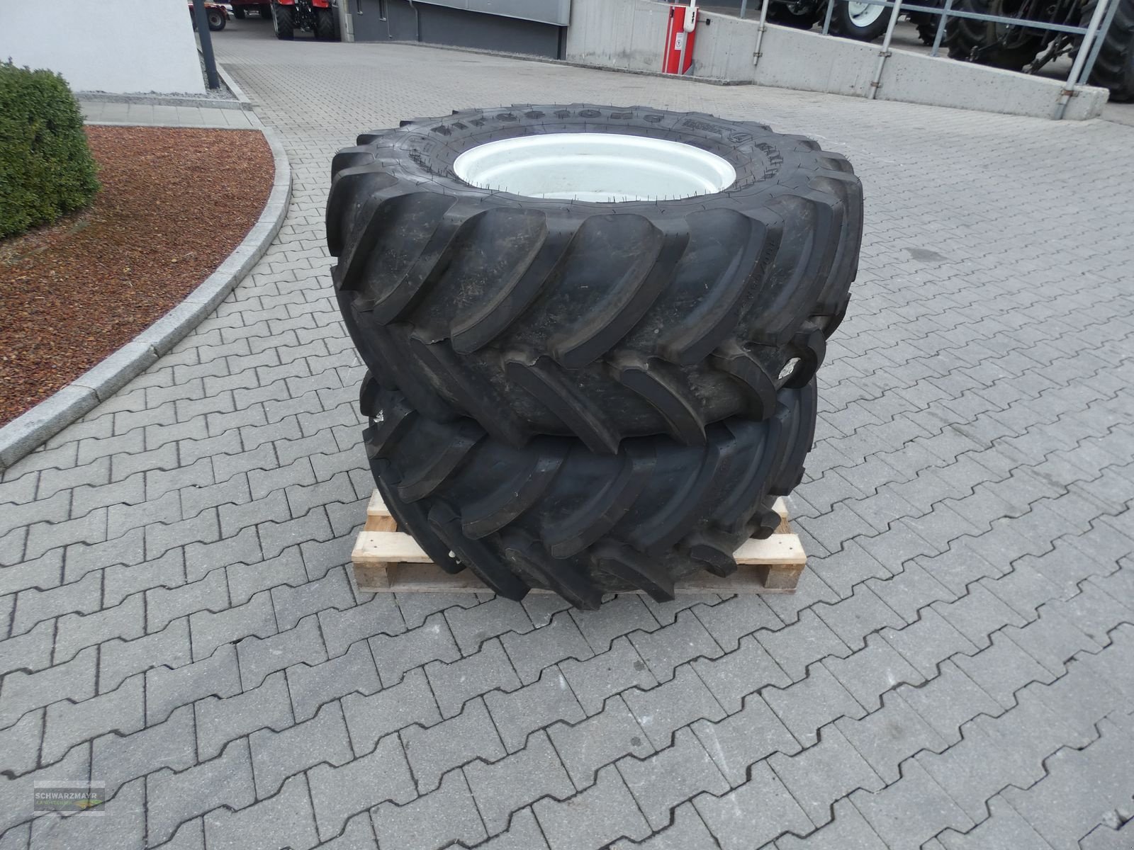 Rad des Typs Firestone 480/65R24, Neumaschine in Aurolzmünster (Bild 2)