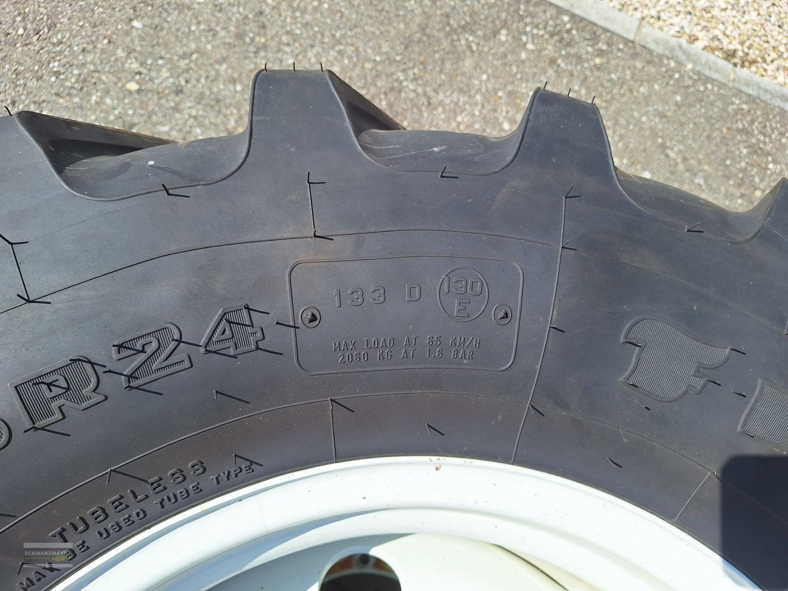 Rad des Typs Firestone 540/65R38+480/65R24, Neumaschine in Gampern (Bild 15)