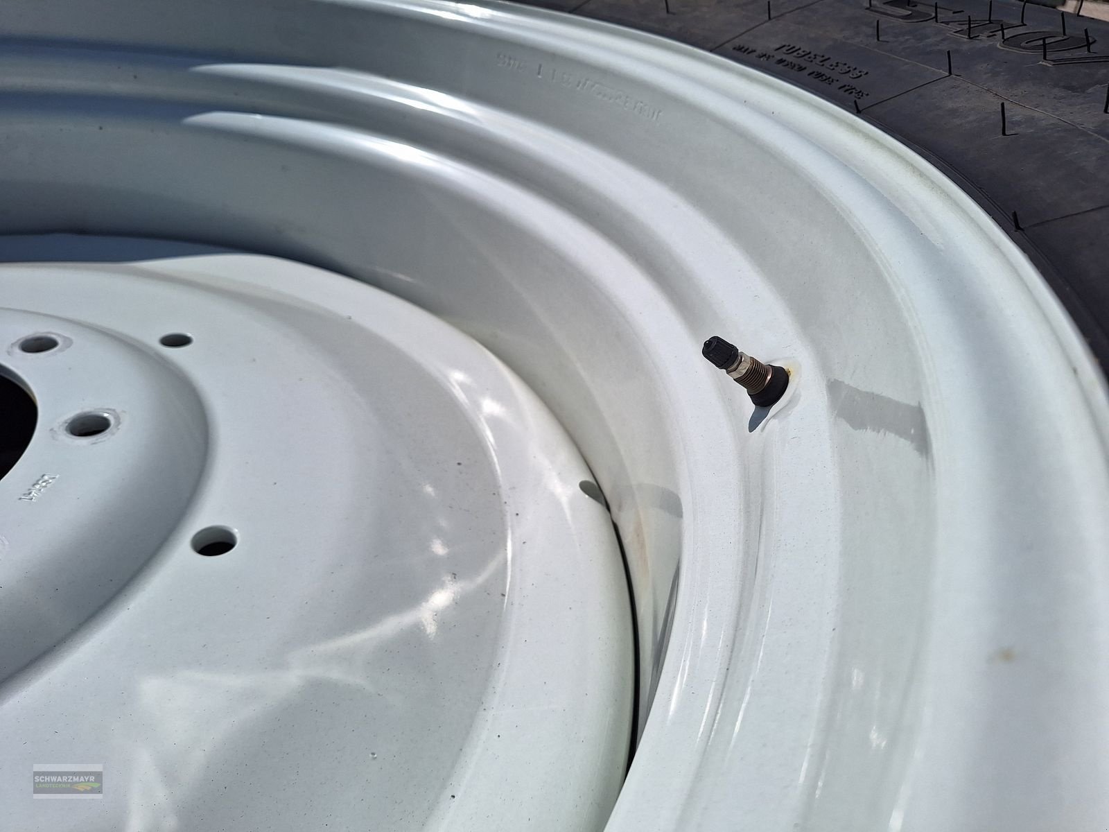 Rad des Typs Firestone 540/65R38+480/65R24, Neumaschine in Gampern (Bild 7)
