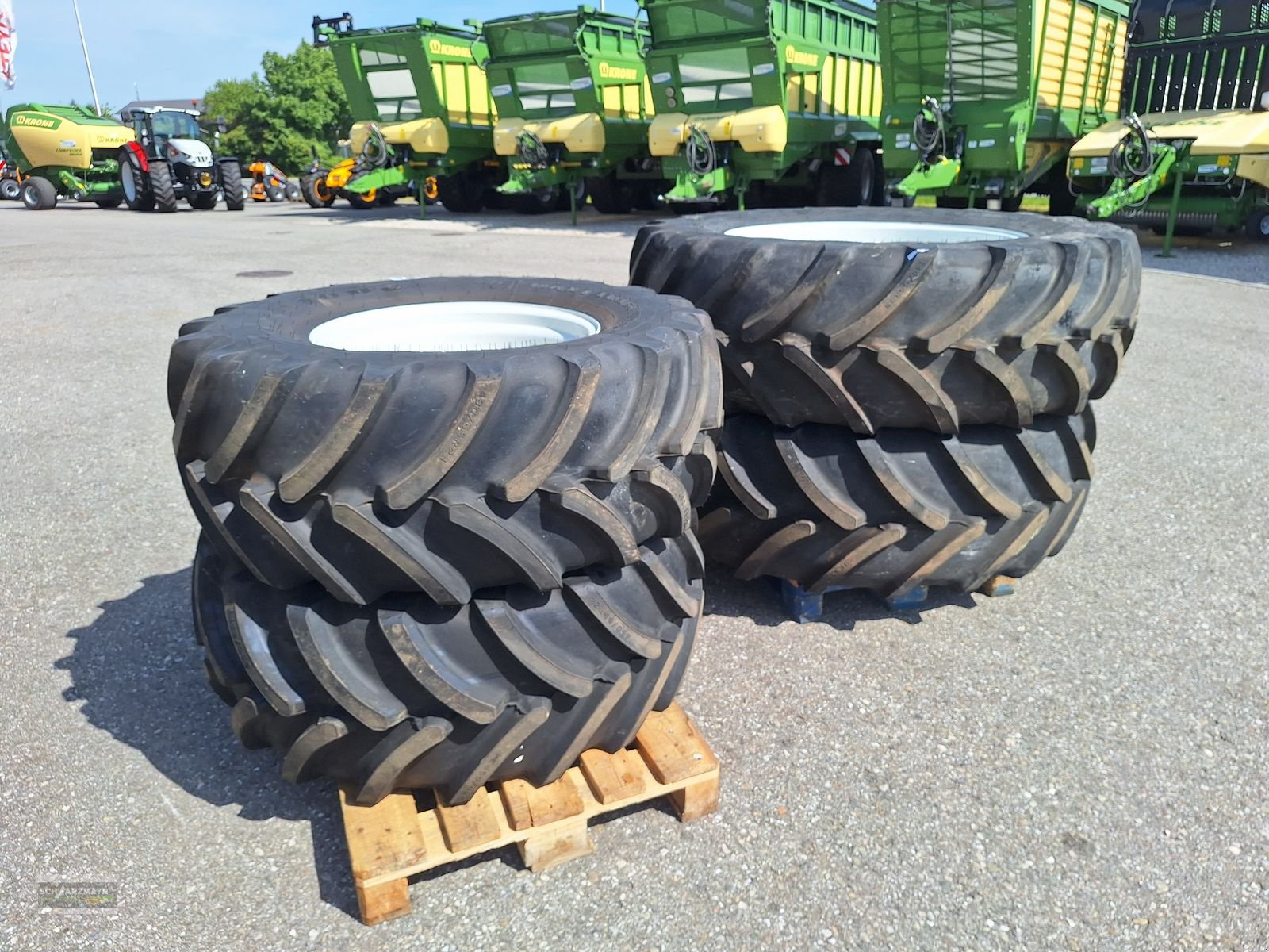 Rad des Typs Firestone 540/65R38+480/65R24, Neumaschine in Gampern (Bild 3)