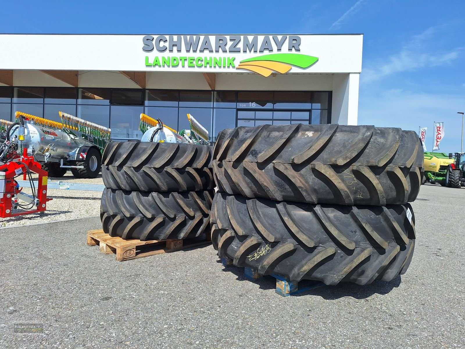 Rad des Typs Firestone 540/65R38+480/65R24, Neumaschine in Gampern (Bild 1)