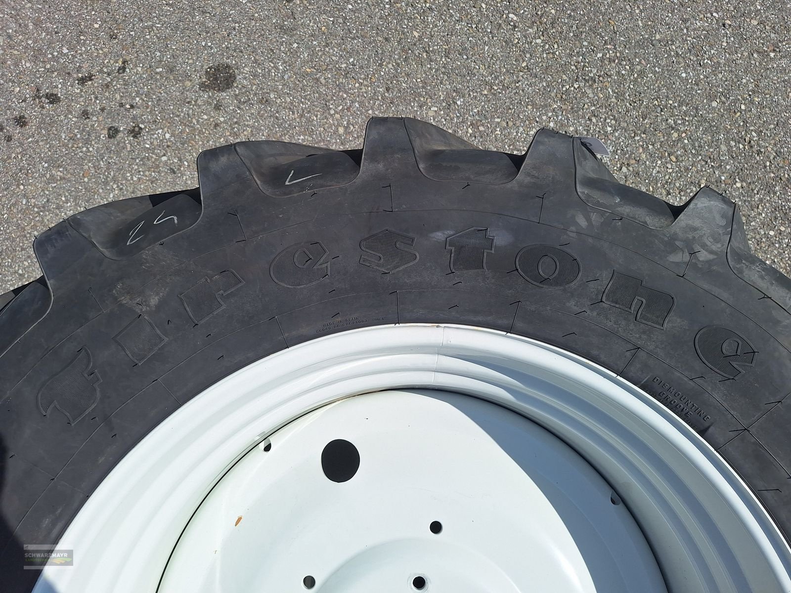 Rad des Typs Firestone 540/65R38+480/65R24, Neumaschine in Gampern (Bild 11)