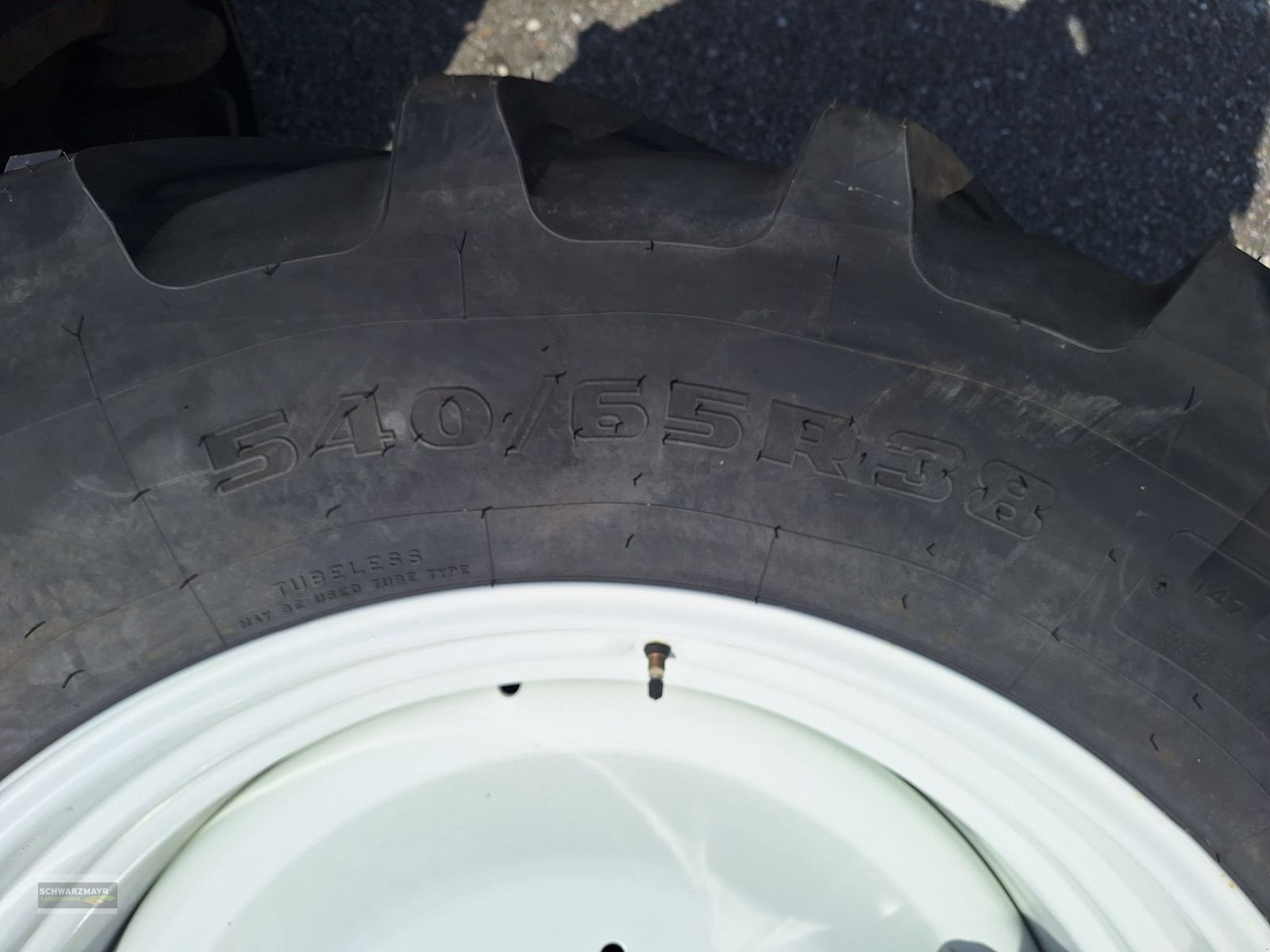 Rad des Typs Firestone 540/65R38+480/65R24, Neumaschine in Gampern (Bild 9)