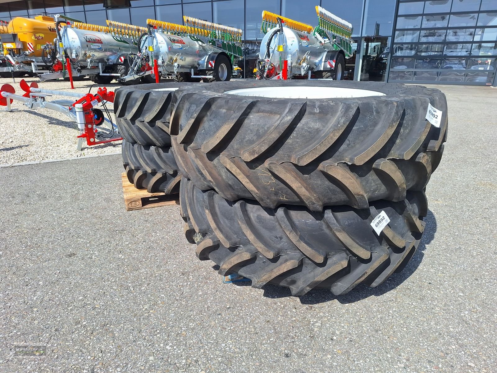 Rad des Typs Firestone 540/65R38+480/65R24, Neumaschine in Gampern (Bild 2)