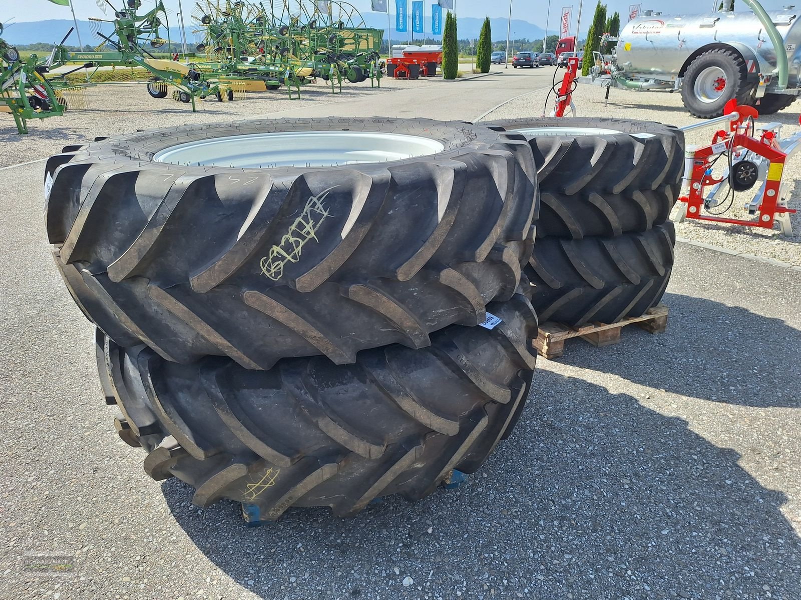 Rad des Typs Firestone 540/65R38+480/65R24, Neumaschine in Gampern (Bild 5)