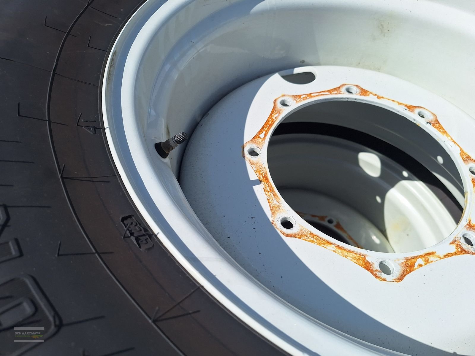 Rad des Typs Firestone 540/65R38+480/65R24, Neumaschine in Gampern (Bild 12)