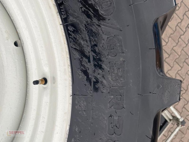 Rad des Typs Firestone 540/65R38, Neumaschine in Groß-Umstadt (Bild 1)