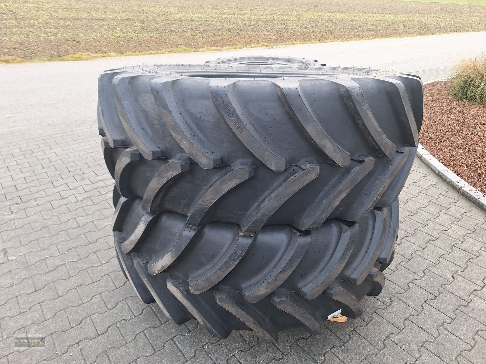 Rad des Typs Firestone 600/65R38+480/65R28, Neumaschine in Aurolzmünster (Bild 8)