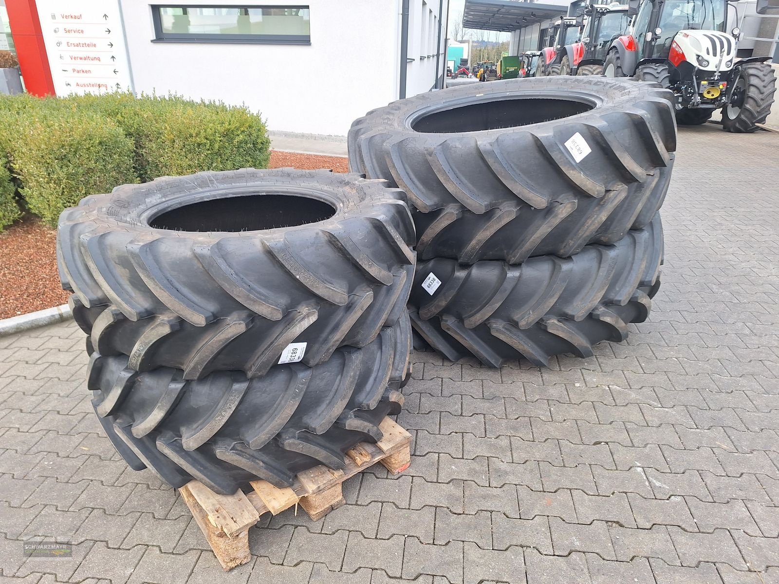 Rad des Typs Firestone 600/65R38+480/65R28, Neumaschine in Aurolzmünster (Bild 2)