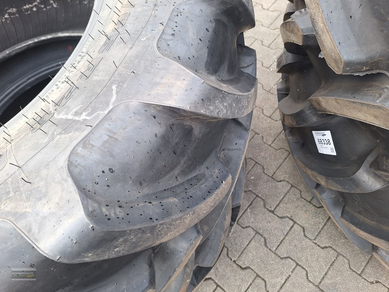 Rad des Typs Firestone 600/65R38+480/65R28, Neumaschine in Aurolzmünster (Bild 12)