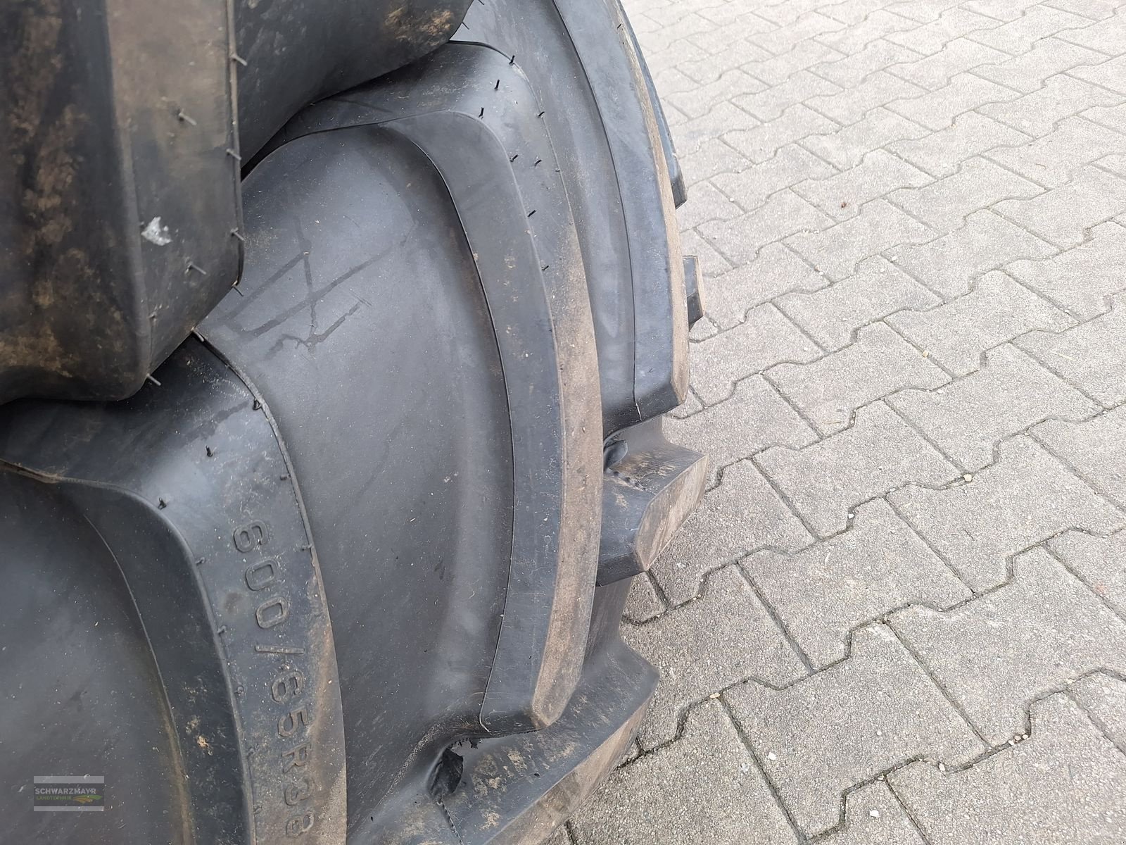 Rad des Typs Firestone 600/65R38+480/65R28, Neumaschine in Aurolzmünster (Bild 14)