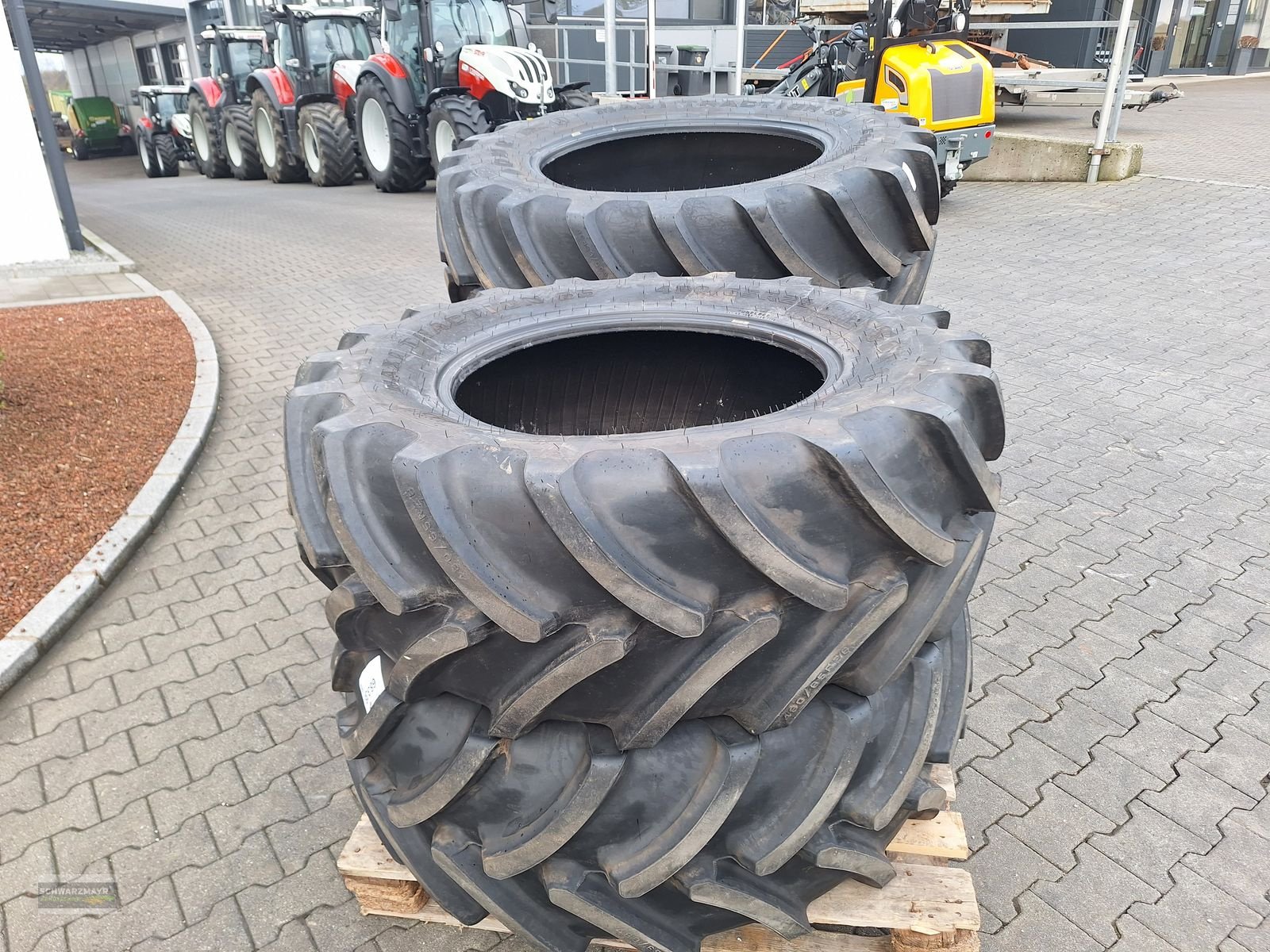 Rad des Typs Firestone 600/65R38+480/65R28, Neumaschine in Aurolzmünster (Bild 3)