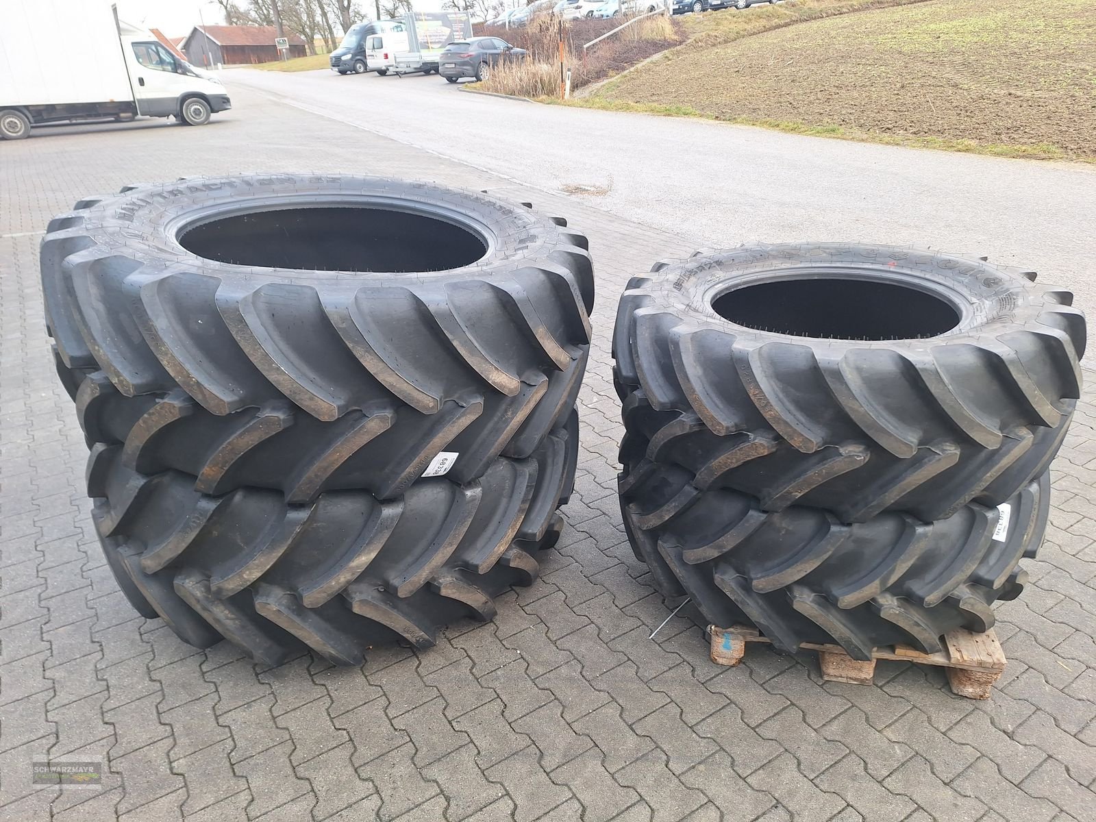 Rad des Typs Firestone 600/65R38+480/65R28, Neumaschine in Aurolzmünster (Bild 5)