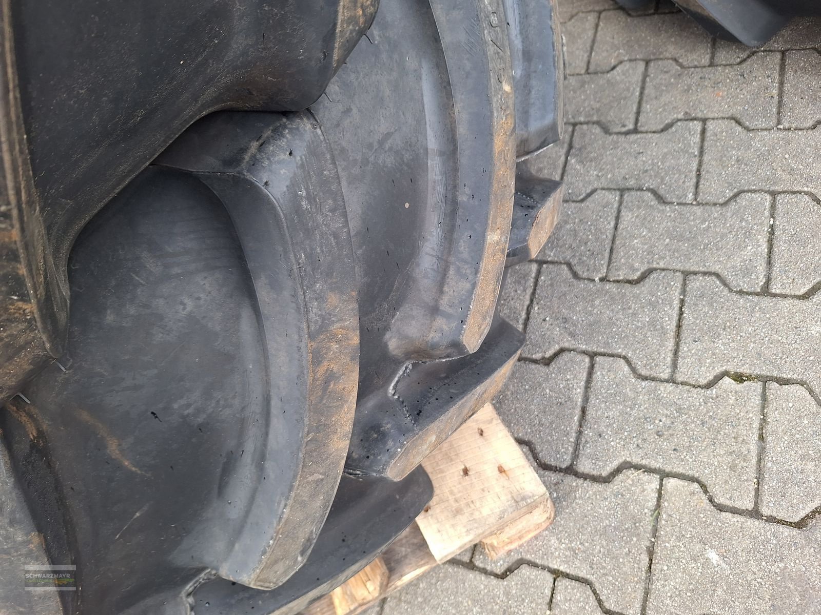 Rad des Typs Firestone 600/65R38+480/65R28, Neumaschine in Aurolzmünster (Bild 15)