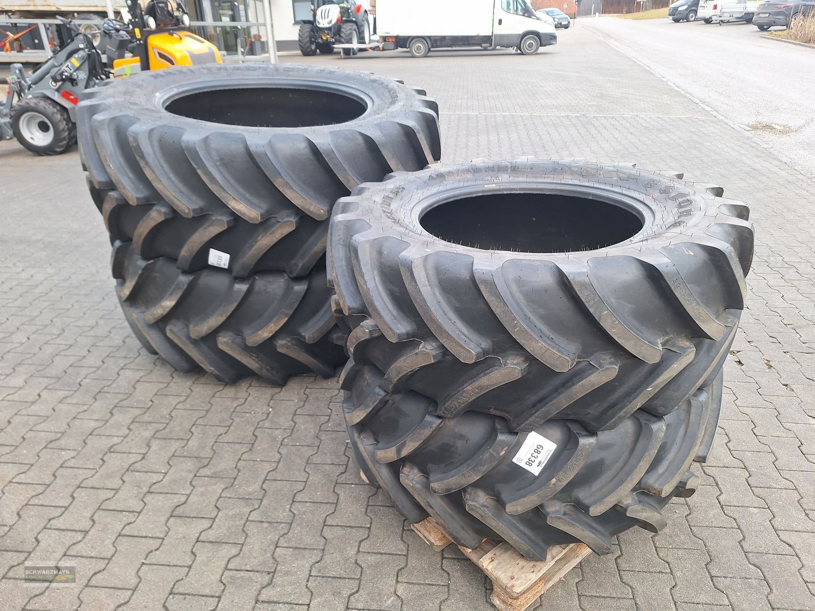 Rad des Typs Firestone 600/65R38+480/65R28, Neumaschine in Aurolzmünster (Bild 4)