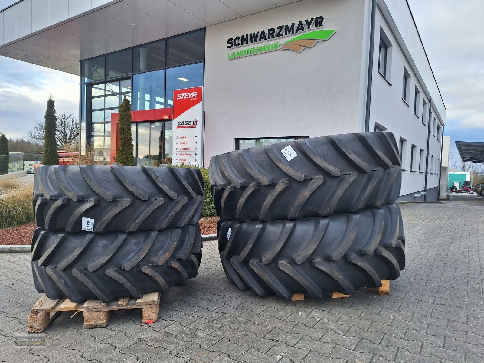 Rad des Typs Firestone 600/65R38+480/65R28, Neumaschine in Aurolzmünster (Bild 1)