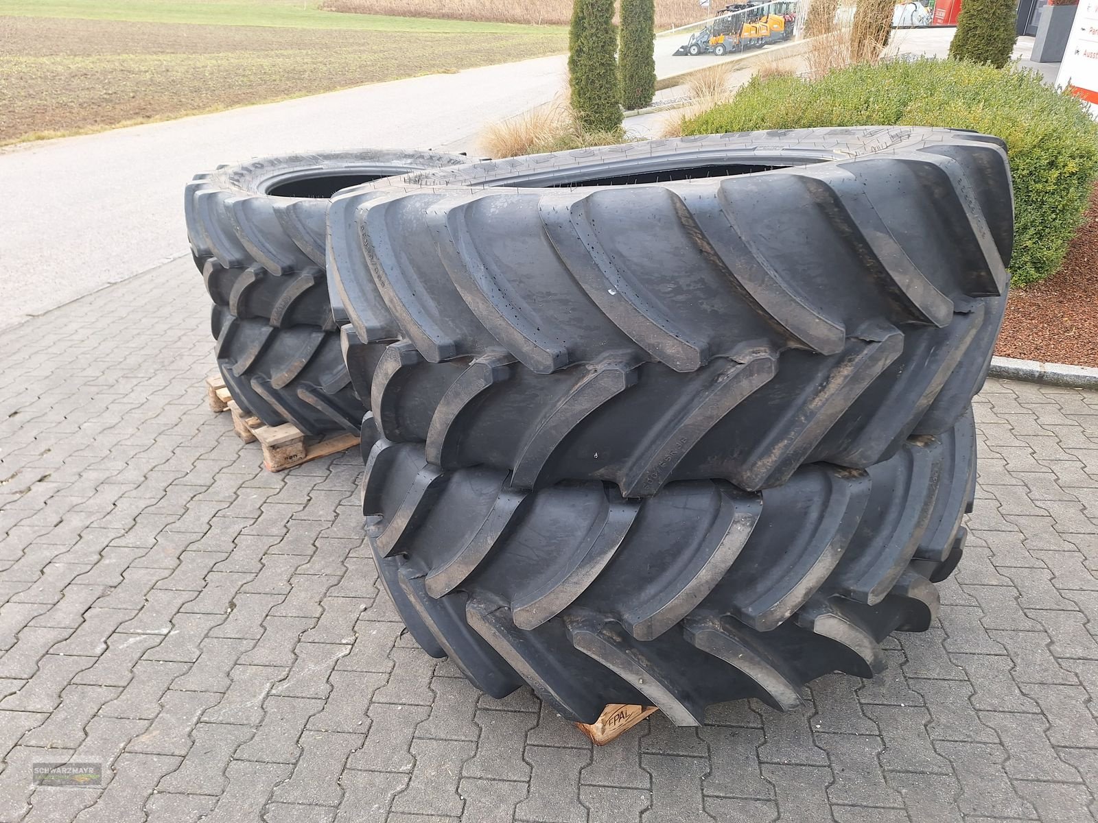 Rad des Typs Firestone 600/65R38+480/65R28, Neumaschine in Aurolzmünster (Bild 9)