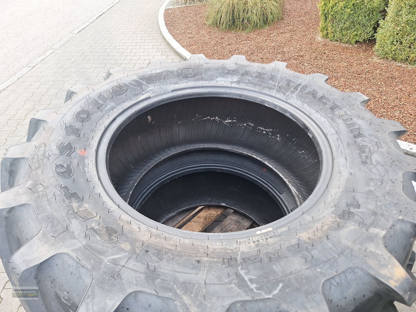 Rad des Typs Firestone 600/65R38+480/65R28, Neumaschine in Aurolzmünster (Bild 10)