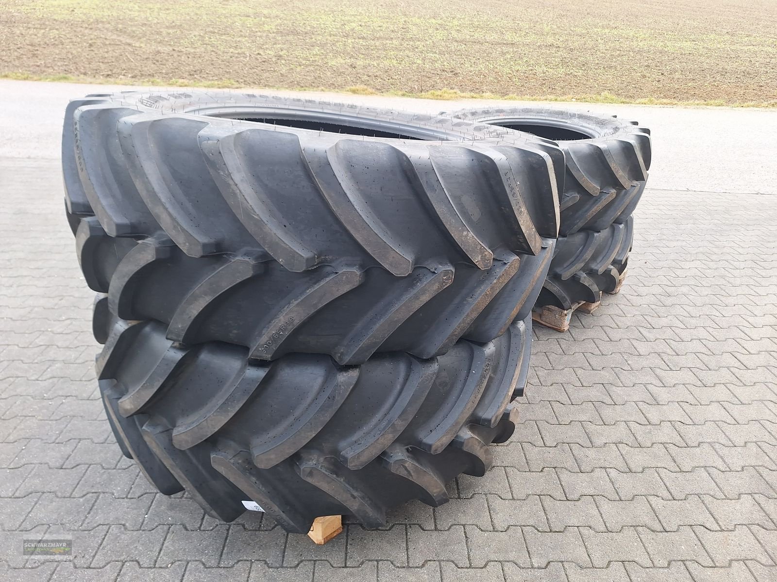 Rad des Typs Firestone 600/65R38+480/65R28, Neumaschine in Aurolzmünster (Bild 7)