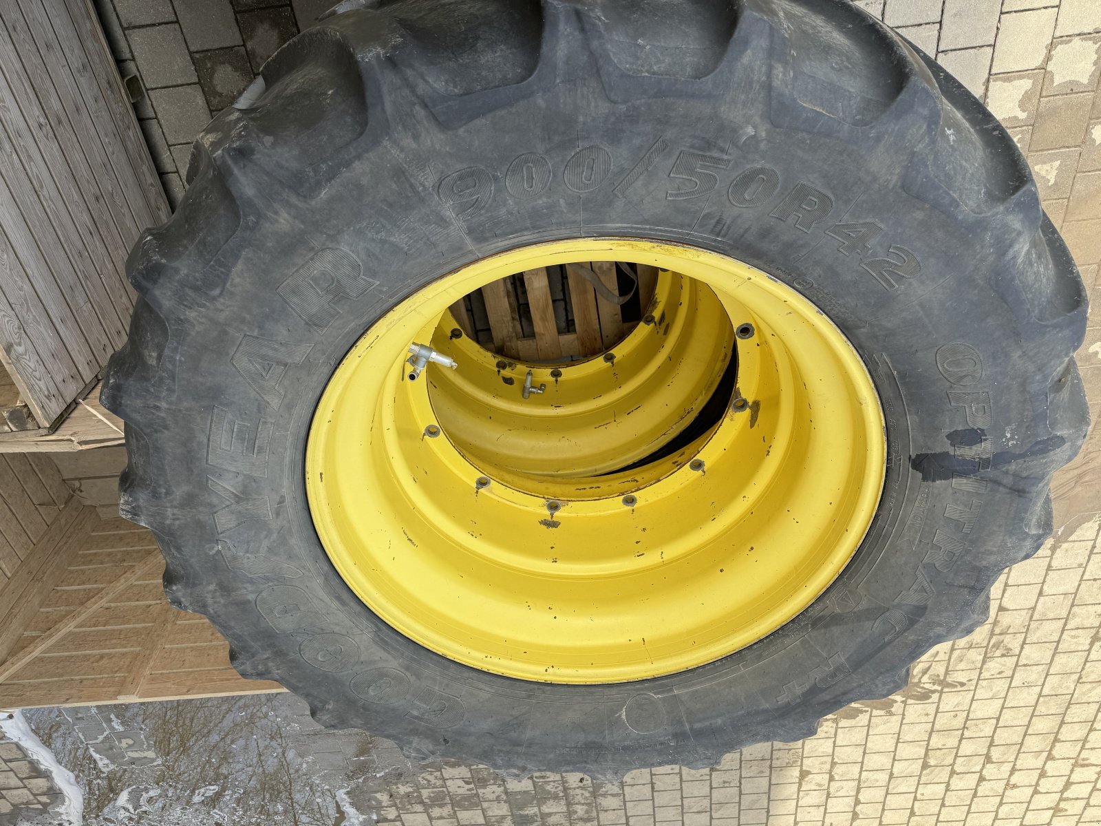 Rad des Typs GoodYear 900/50R42, Gebrauchtmaschine in Esting (Bild 1)