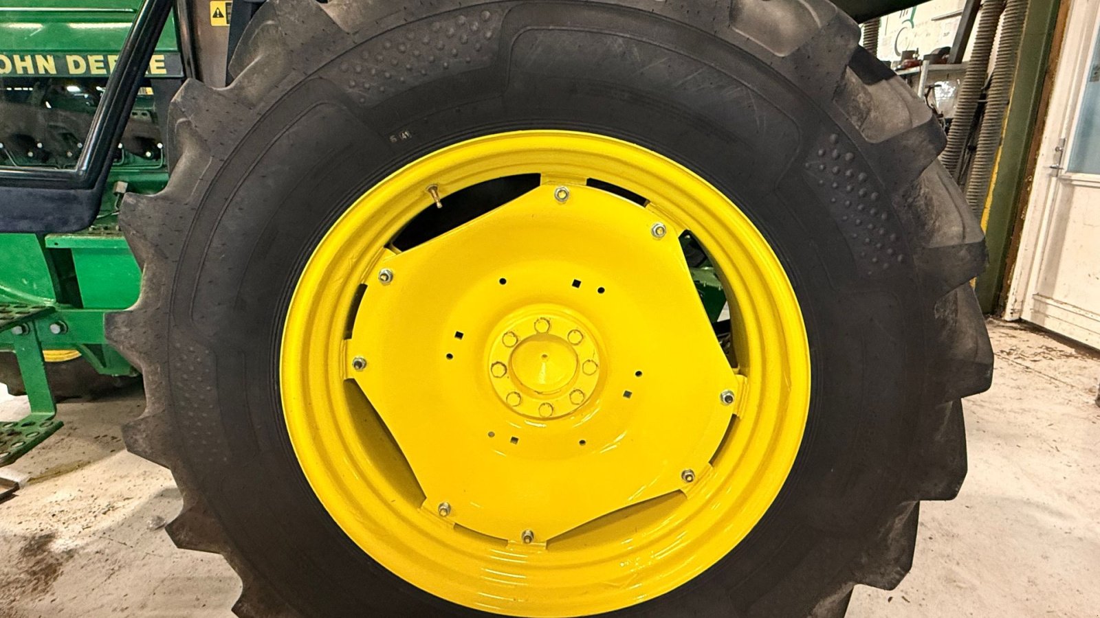 Rad des Typs John Deere 3350, Gebrauchtmaschine in Aabenraa (Bild 1)
