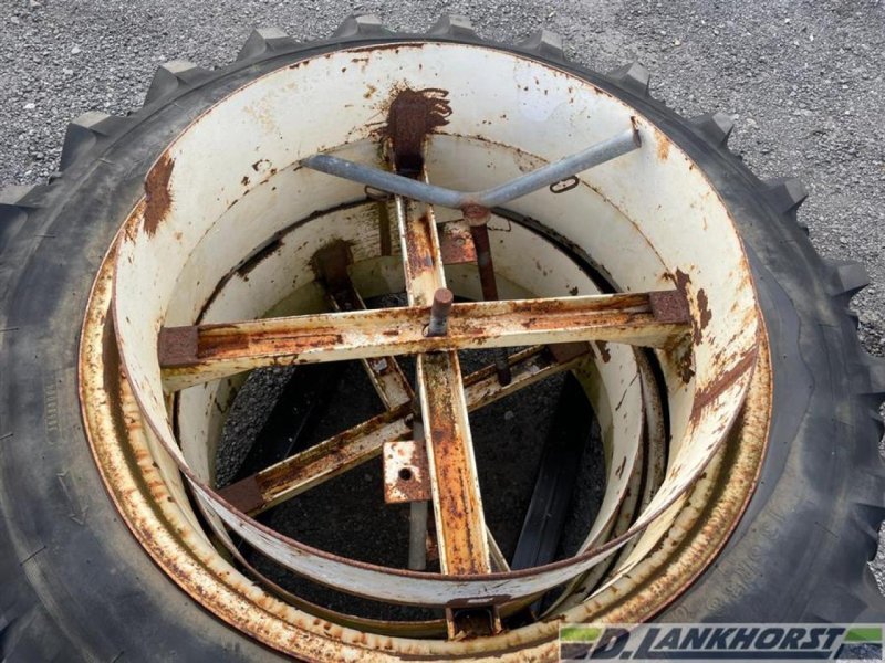 Rad des Typs Kleber 2x 13.6 R38 Zwilling, Neumaschine in Emsbüren (Bild 5)