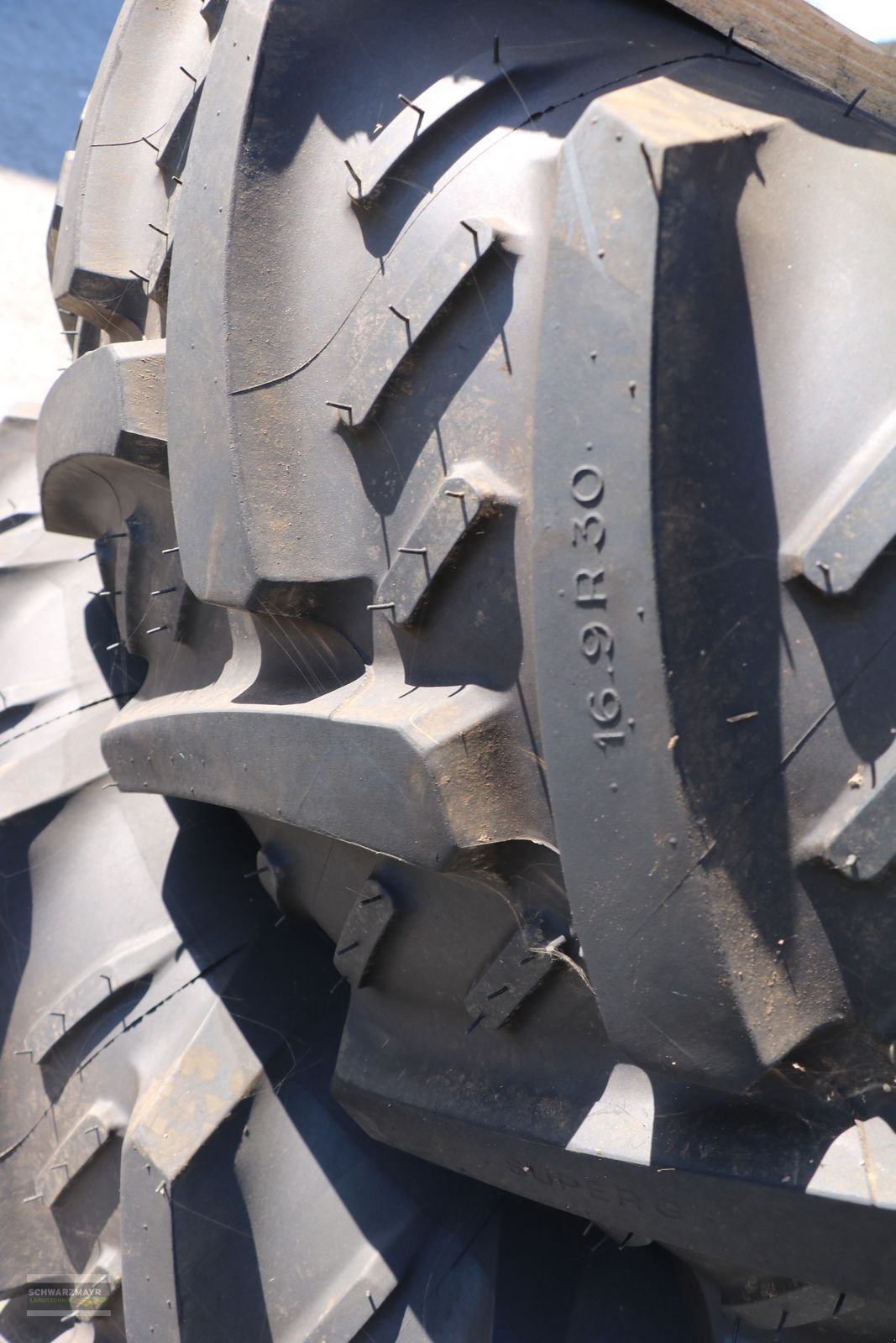 Rad of the type Kleber Kleber 16.9R30+14.9R20, Neumaschine in Aurolzmünster (Picture 8)