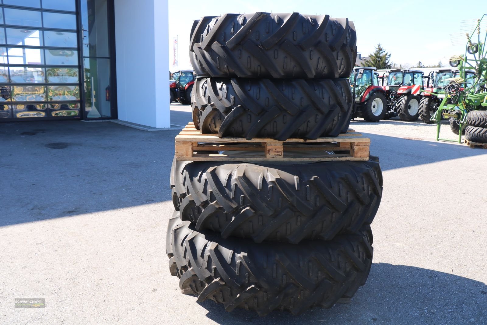 Rad of the type Kleber Kleber 16.9R30+14.9R20, Neumaschine in Aurolzmünster (Picture 2)