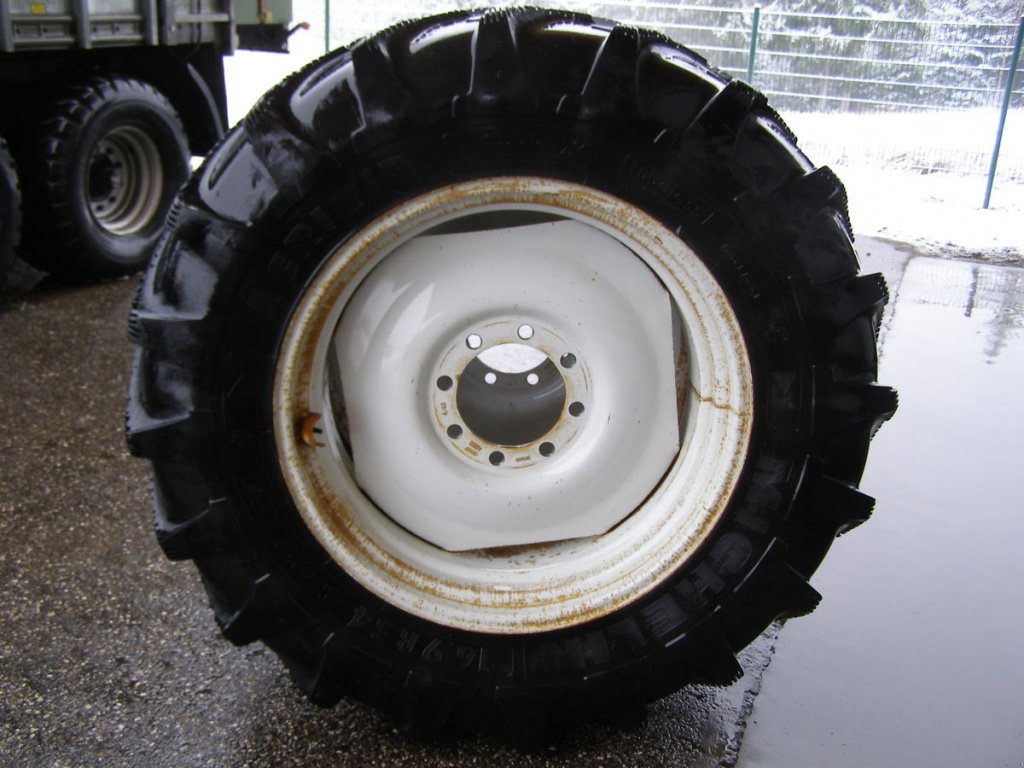 Rad des Typs Michelin 16.9-R34 und 425/75-R20, Gebrauchtmaschine in Arnreit (Bild 4)
