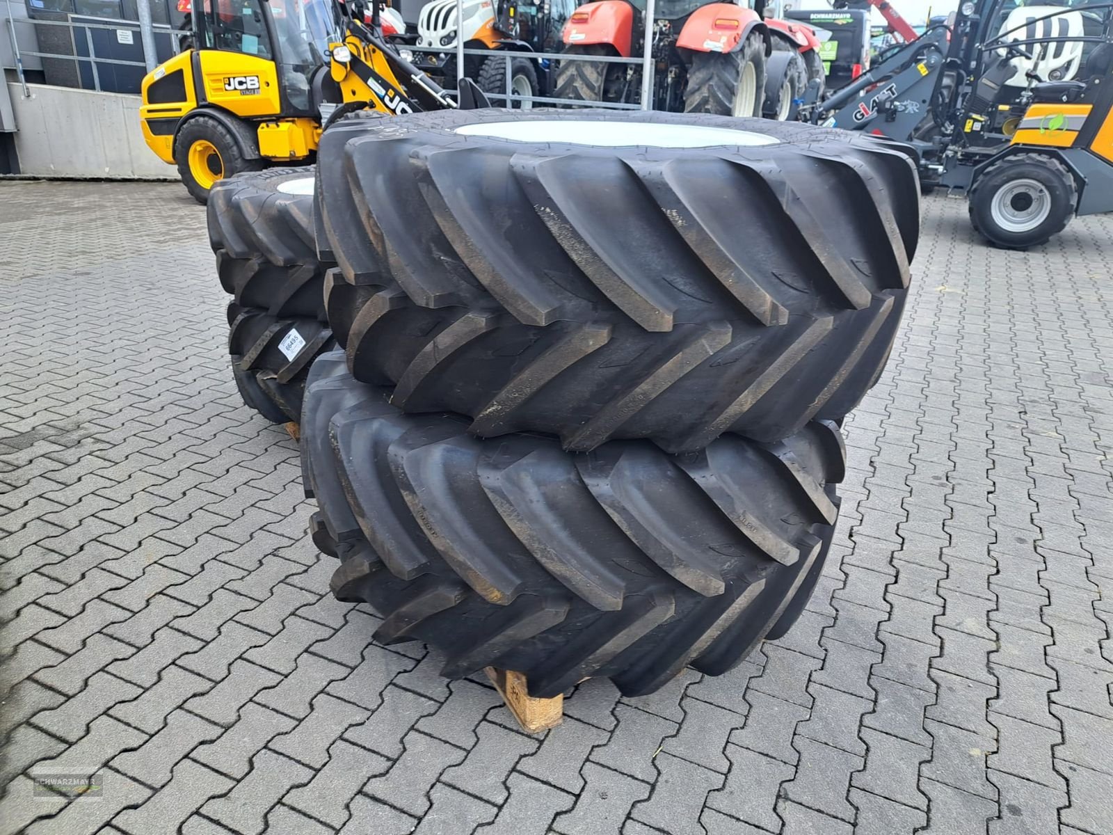 Rad des Typs Michelin 600/60R30+440/65R20, Neumaschine in Aurolzmünster (Bild 3)