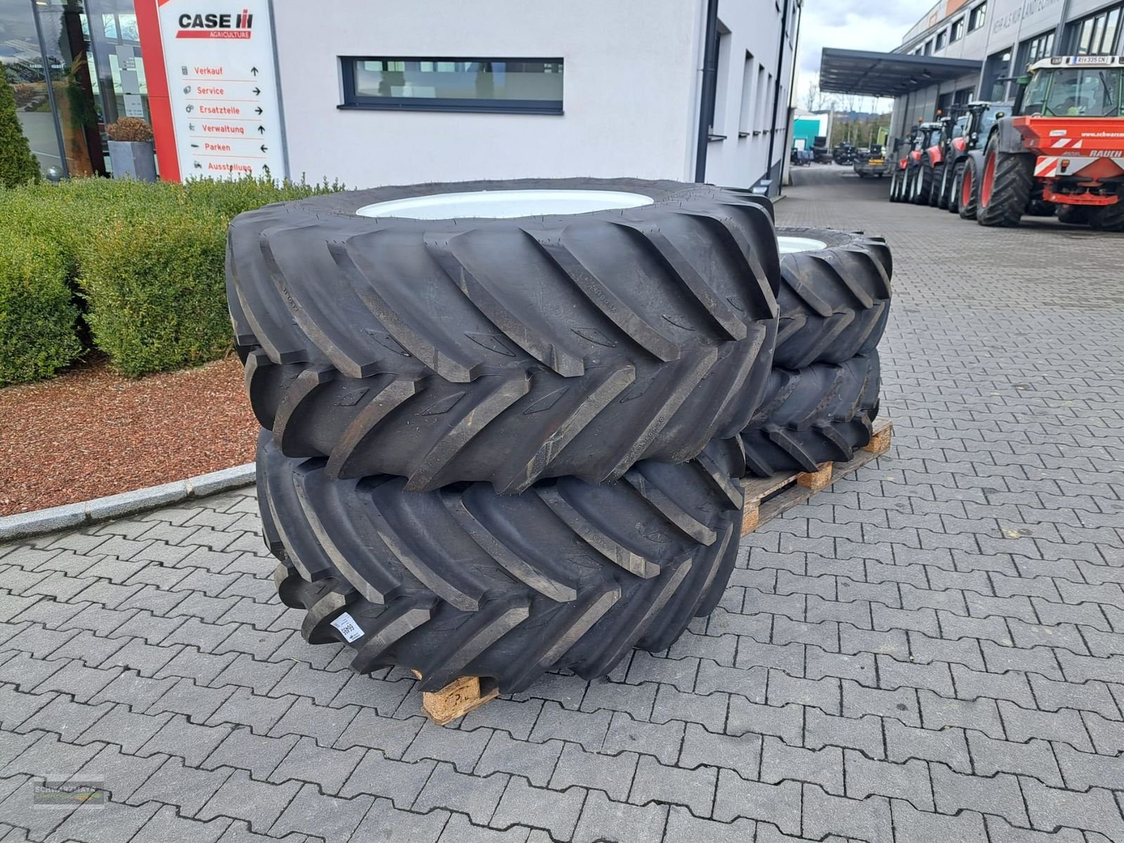 Rad des Typs Michelin 600/60R30+440/65R20, Neumaschine in Aurolzmünster (Bild 2)