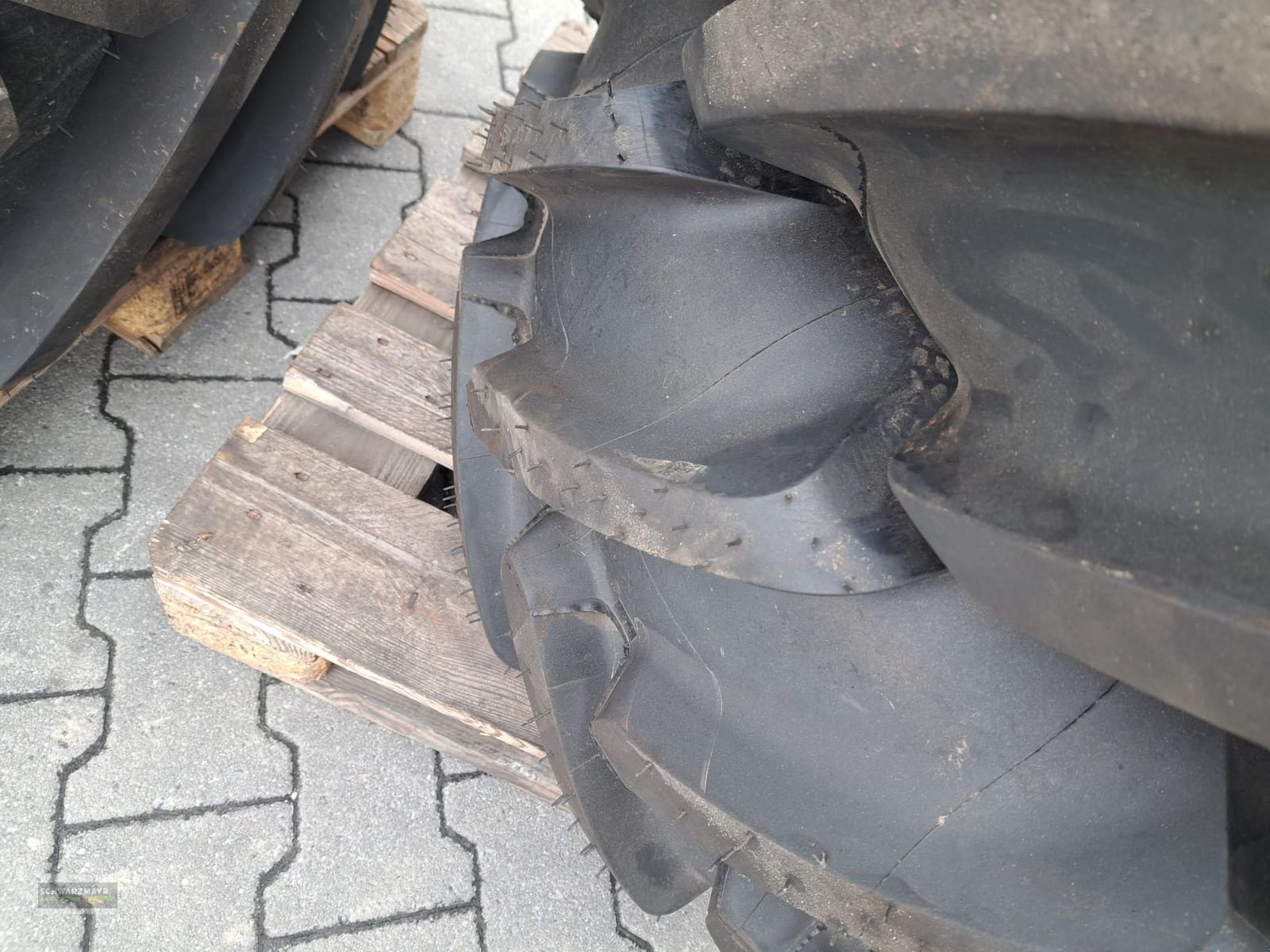 Rad des Typs Michelin 600/60R30+440/65R20, Neumaschine in Aurolzmünster (Bild 9)