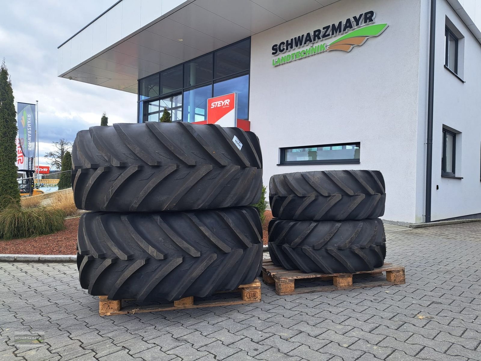 Rad des Typs Michelin 600/60R30+440/65R20, Neumaschine in Aurolzmünster (Bild 1)