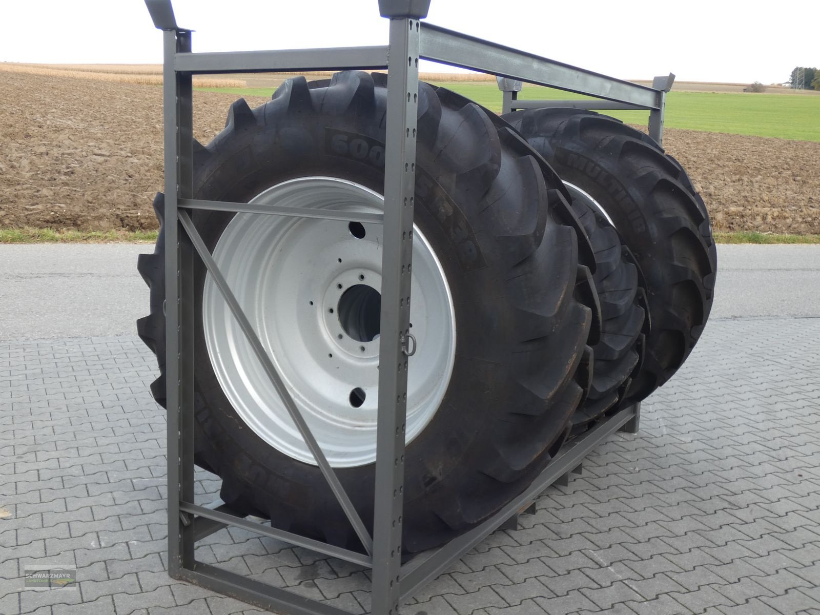 Rad des Typs Michelin 600/65R38+480/65R28, Neumaschine in Aurolzmünster (Bild 4)