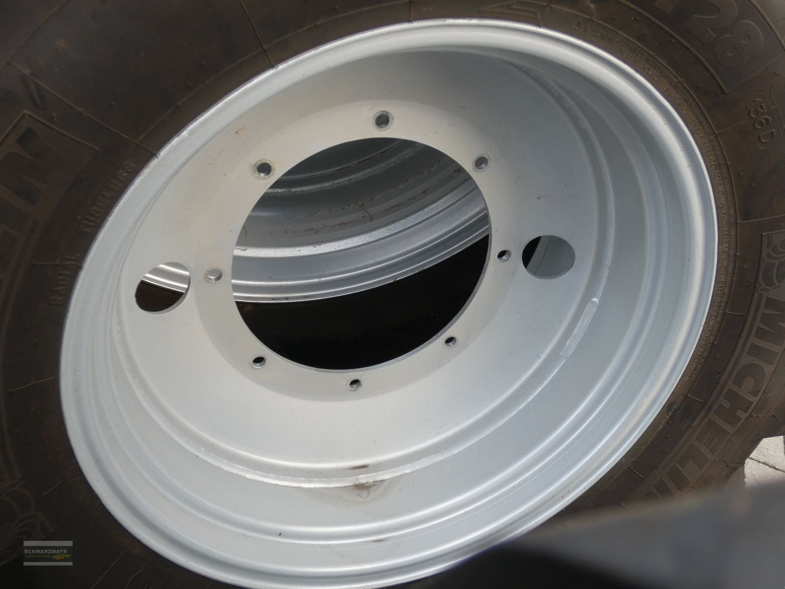 Rad des Typs Michelin 600/65R38+480/65R28, Neumaschine in Aurolzmünster (Bild 6)