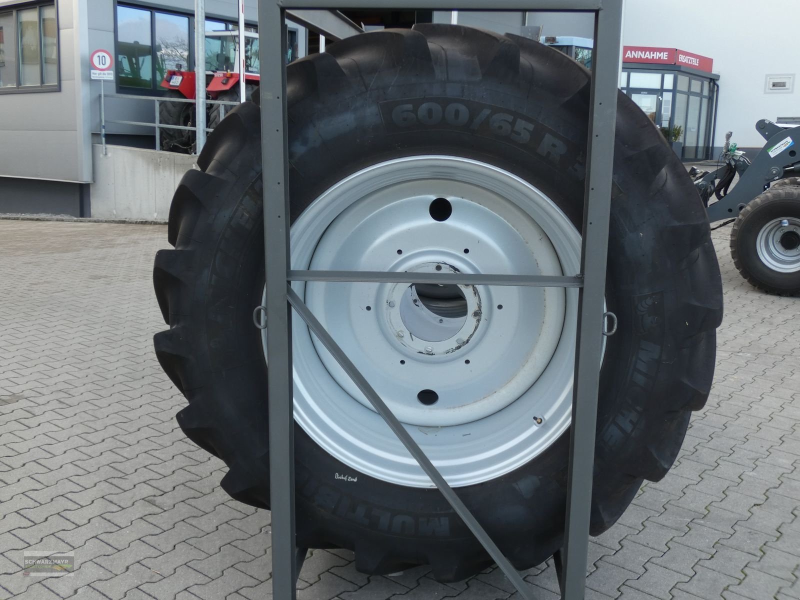 Rad des Typs Michelin 600/65R38+480/65R28, Neumaschine in Aurolzmünster (Bild 2)