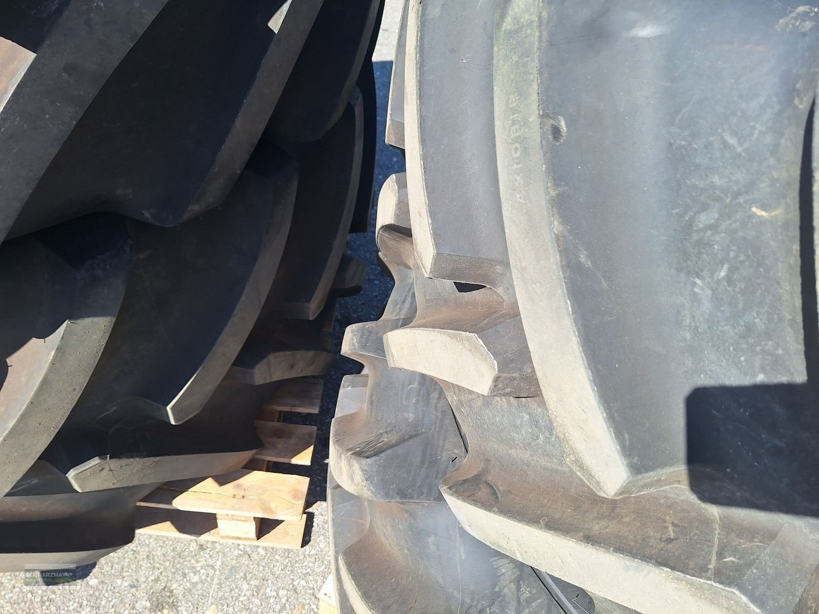 Rad des Typs Michelin 710/70R42+600/70R30, Neumaschine in Gampern (Bild 12)