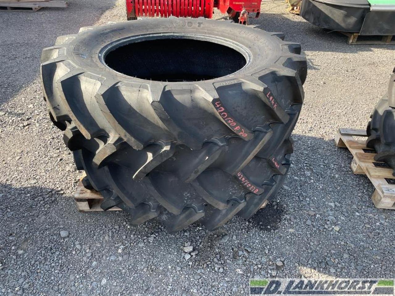 Rad des Typs Mitas 2x 420/70R30 100%, Neumaschine in Neuenhaus (Bild 1)