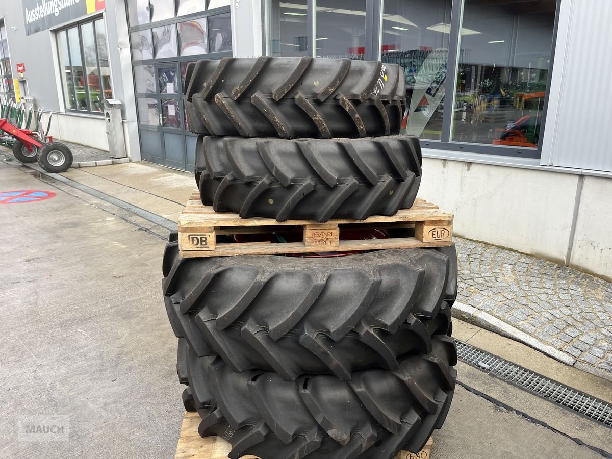 Rad des Typs Mitas 420/85R30 und 320/70 R24, Neumaschine in Burgkirchen (Bild 2)