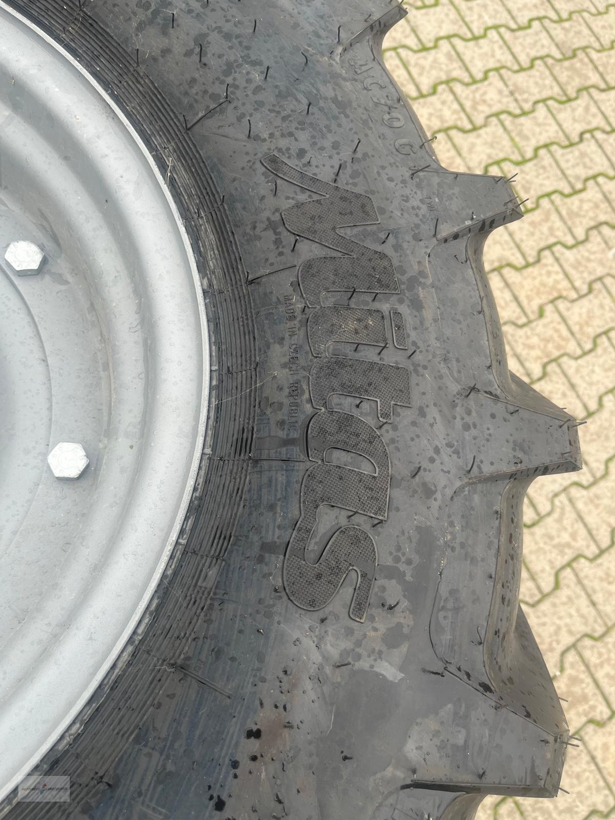 Rad des Typs Mitas 480/70R30, Neumaschine in Treuchtlingen (Bild 8)