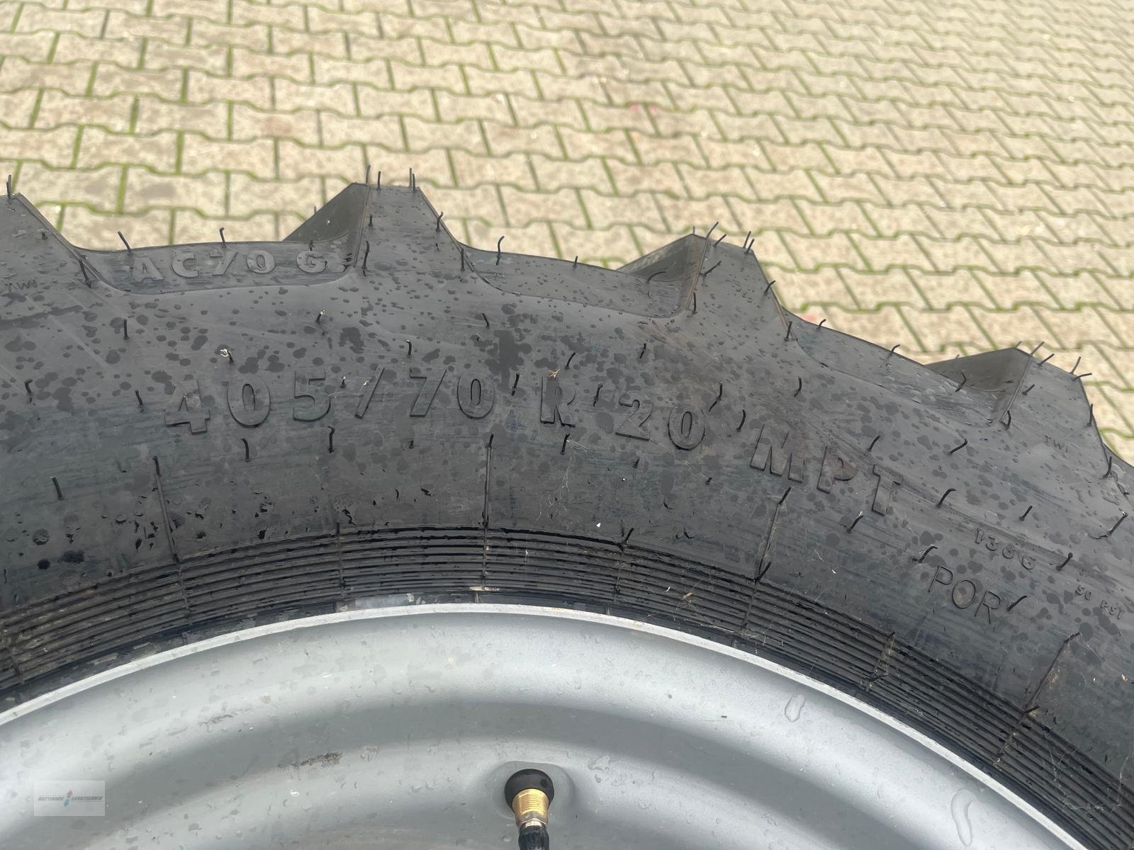 Rad des Typs Mitas 480/70R30, Neumaschine in Treuchtlingen (Bild 11)