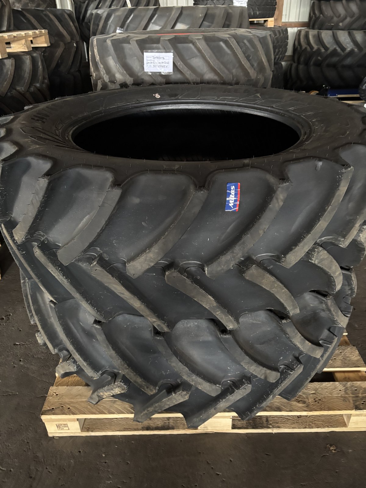 Rad des Typs Mitas 540/65 R38, Neumaschine in Donaueschingen (Bild 1)