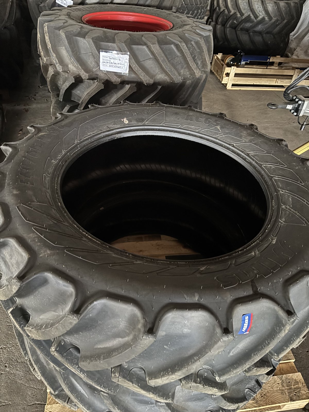 Rad des Typs Mitas 540/65 R38, Neumaschine in Donaueschingen (Bild 2)