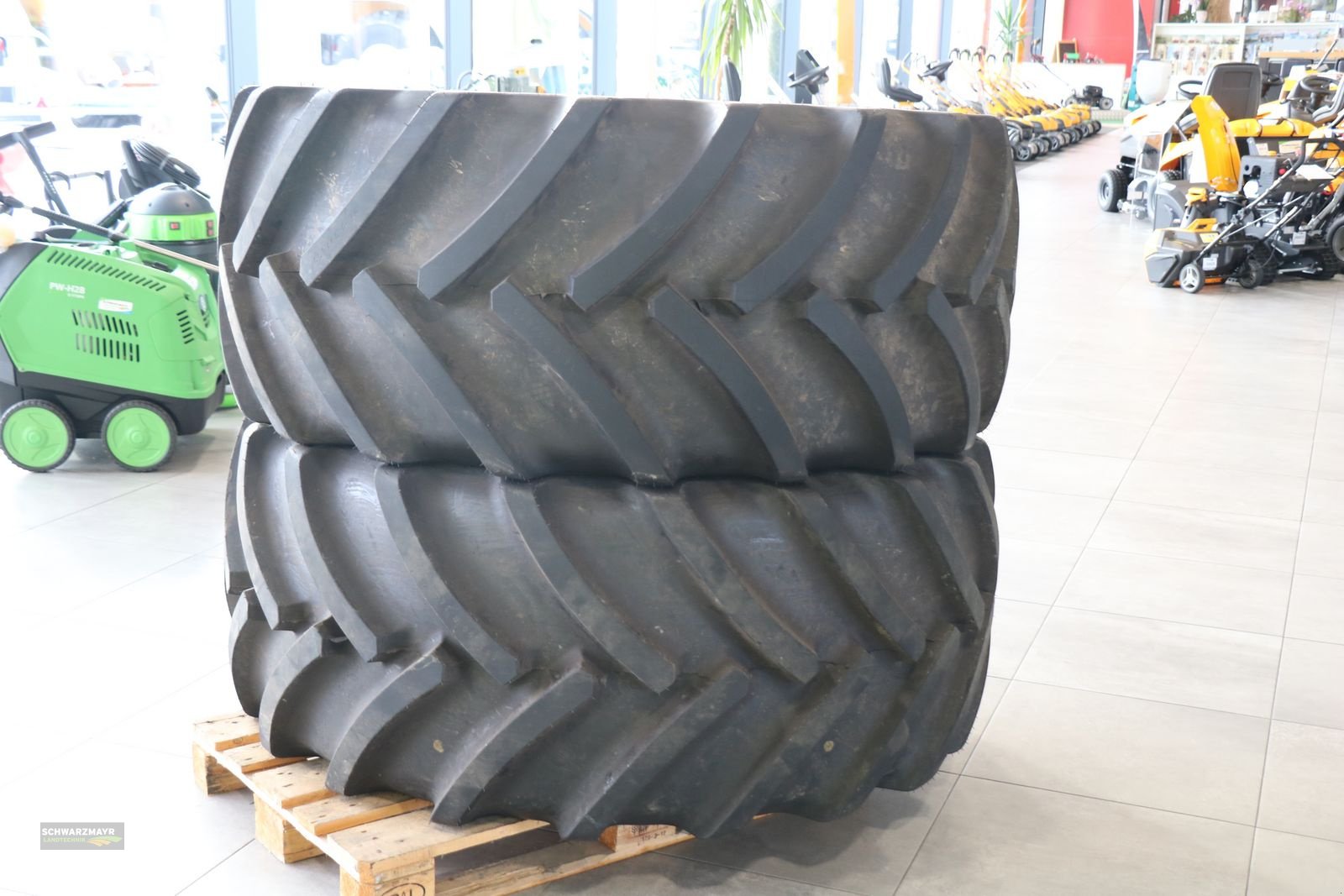 Rad des Typs Mitas 650/60R34, Neumaschine in Gampern (Bild 3)