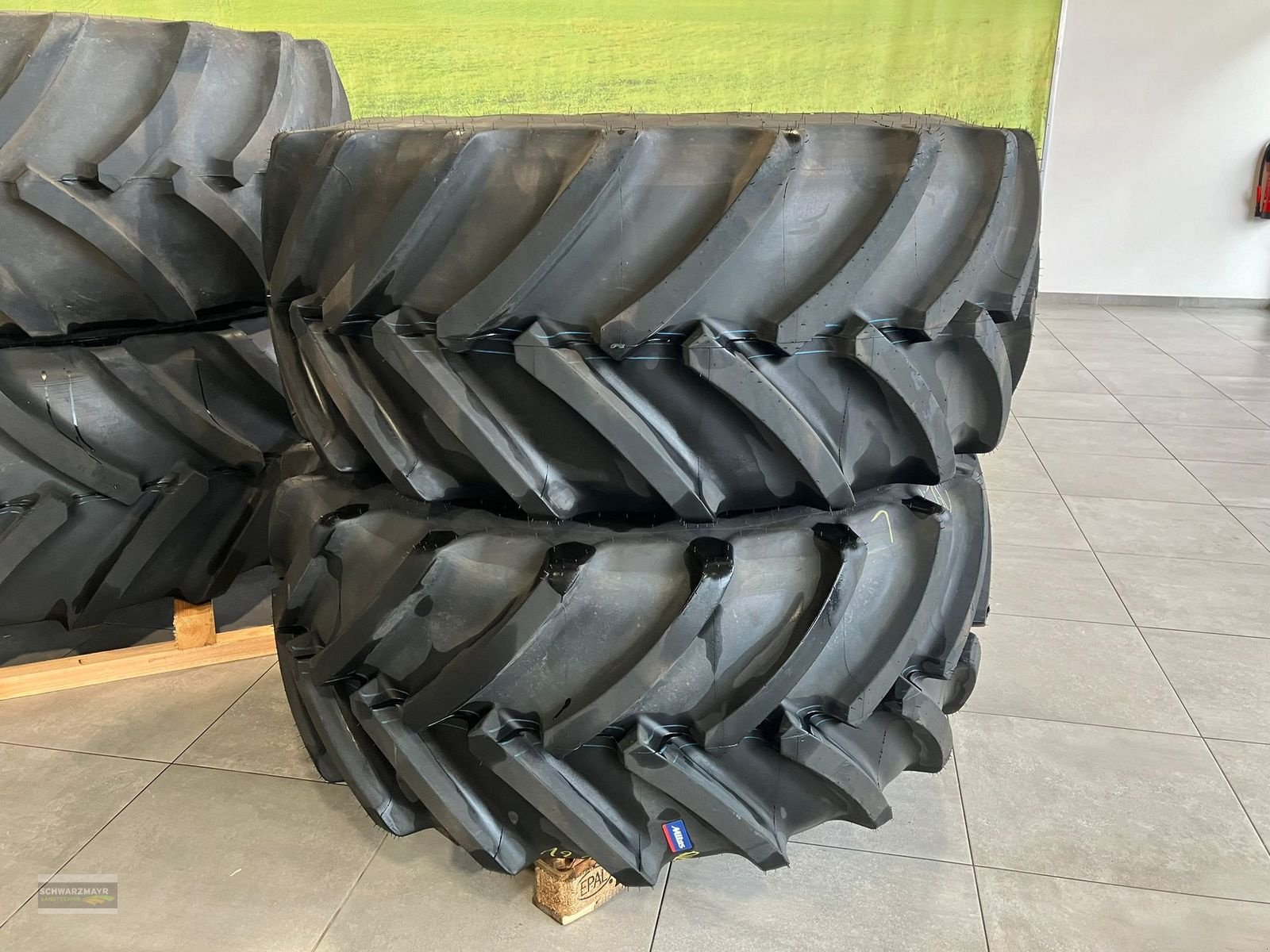 Rad des Typs Mitas 800/70R38+600/70R30, Neumaschine in Gampern (Bild 2)